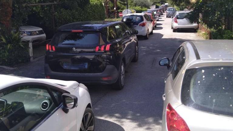 Tisoče vozil ne more skozi ozki lijak