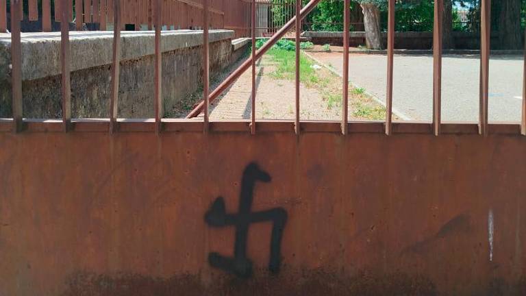 Kljukasti križ na dvoriščnih vratih svetoivanskih slovenskih šol