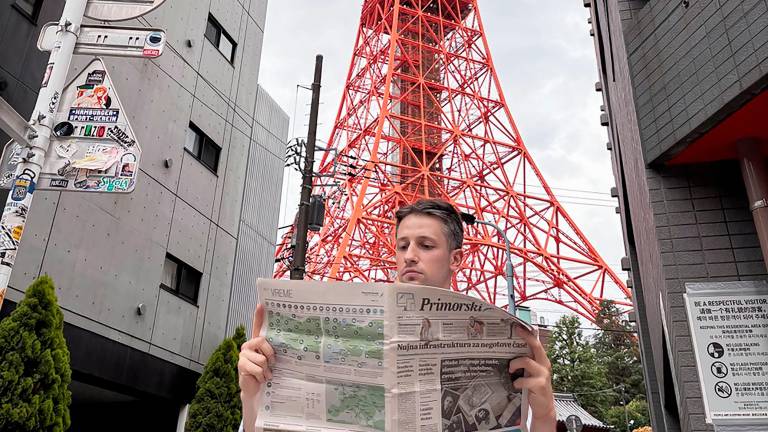 Konnichiwa! Tudi v Tokyu beremo Primorski dnevnik!<i> (Simon Cettolo)</i>