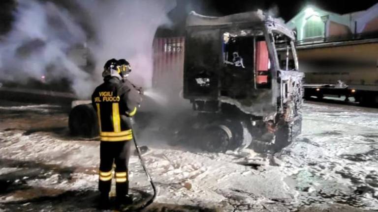 V tržaškem pristanišču zagorel tovornjak