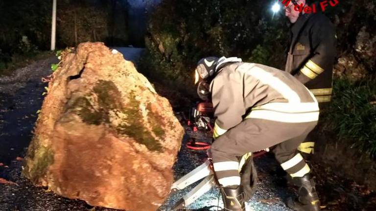 Skala se je odvalila na cesto