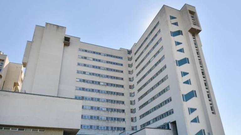 FJK: Več hospitalizacij na intenzivni negi