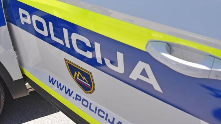 Mladoletnici s skuterjem poškodovali žensko in zbežali