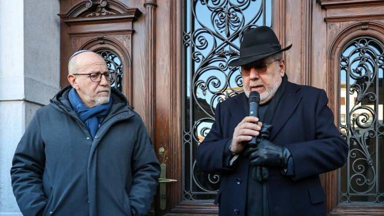 Trst bogatejši za trinajst novih spotikavcev