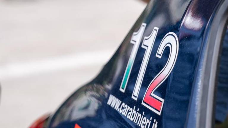 Ukradel mobilni telefon in žrtev s kamnom udaril v glavo