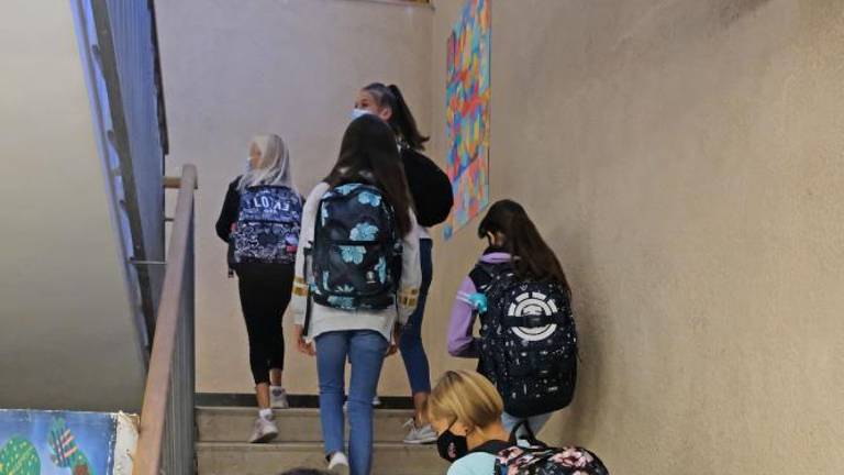 Razredi lahko štejejo tudi manj kot deset učencev