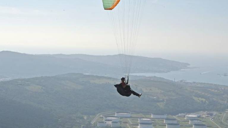 Jadralni padalec obtičal v drevesu