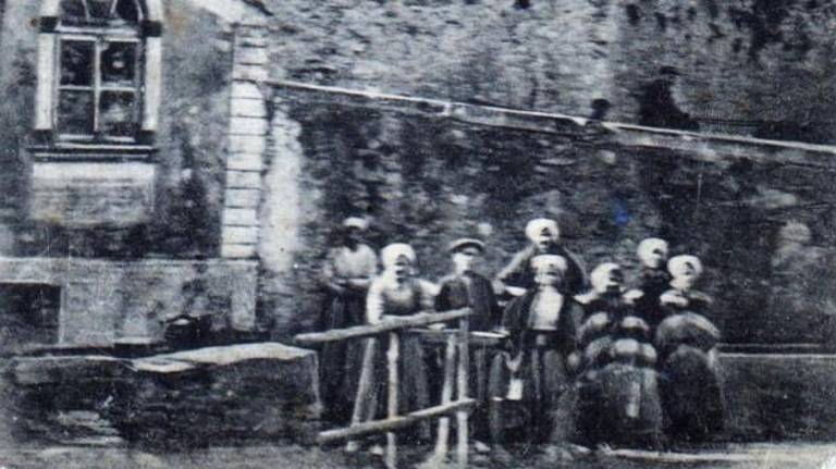 Med odstranjevanjem velike lipe pri K’luži odkrili staro kamnito korito