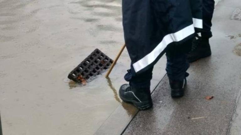 Zaradi poplavljene ceste zaprli ulico v Miljah