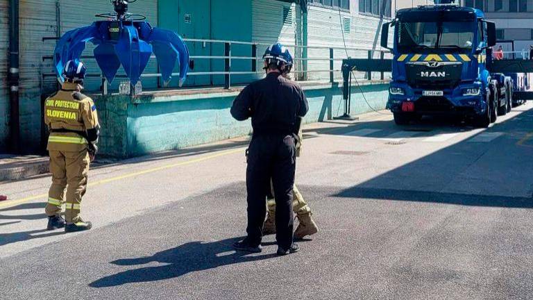 Pri sanaciji pri podjetju TKK v Srpenici je sodelovalo okrog 100 oseb (SAMUEL KOSMAČ)