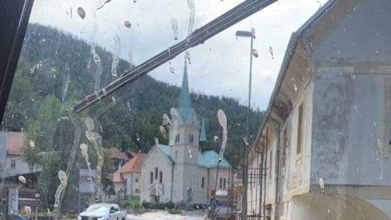 V Slovenijo prihaja pomoč iz tujine
