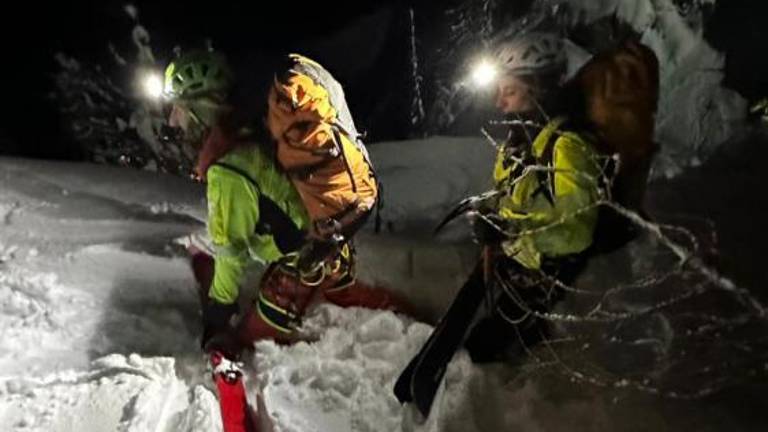 Na Žlebeh rešili smučarja, ki sta zdrsnila v brezno