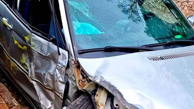 Na vaški cesti 21-letnik z BMW-jem silovito trčil v zid