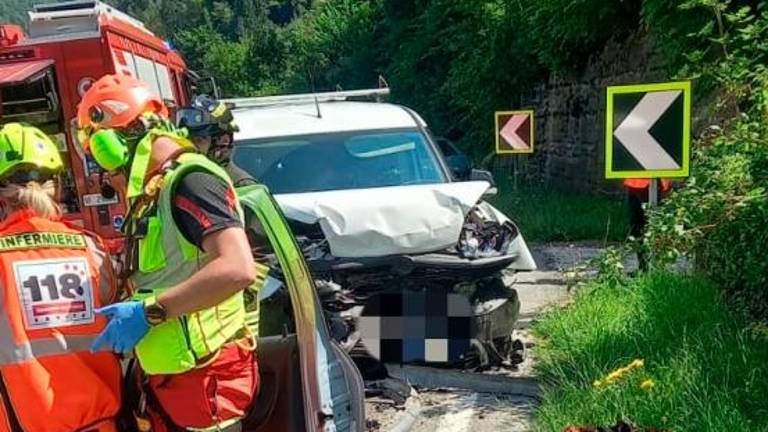 V trčenju dveh avtomobilov trije poškodovani