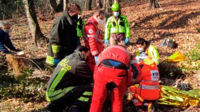 Med žaganjem drv si je poškodoval nogo