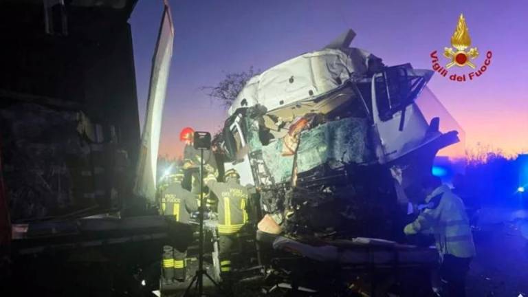 Umrla dva od treh tovornjakarjev, vpletenih v hudo nesrečo