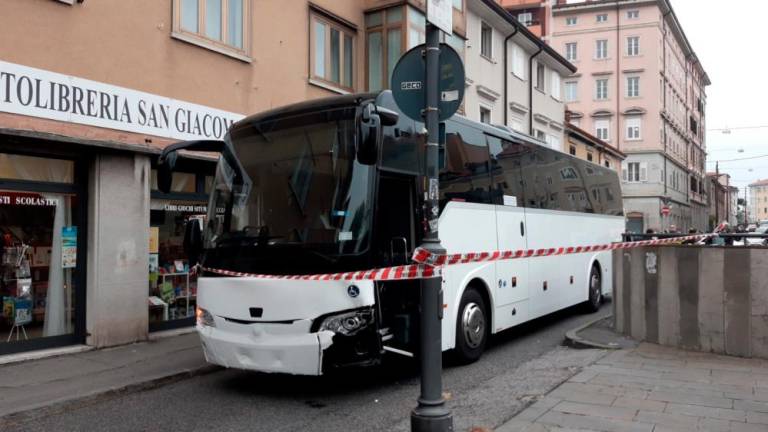 Turistični avtobus se je zagozdil ob šentjakobskem trgu