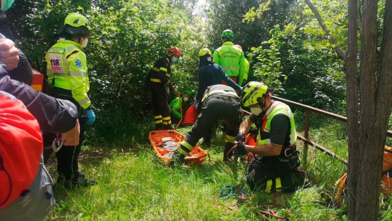 Mlad kolesar zdrsnil po bregu in se poškodoval