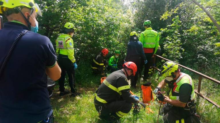 Mlad kolesar zdrsnil po bregu in se poškodoval