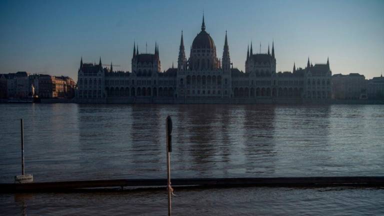 Donava v Budimpešti prestopila bregove