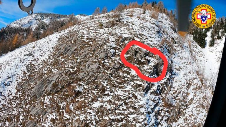 Lovca obtičala na skrajno nevarnem skalnatem območju