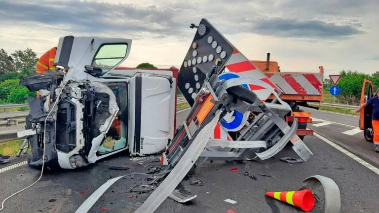 Silovito trčil v Darsov tovornjak in se prevrnil