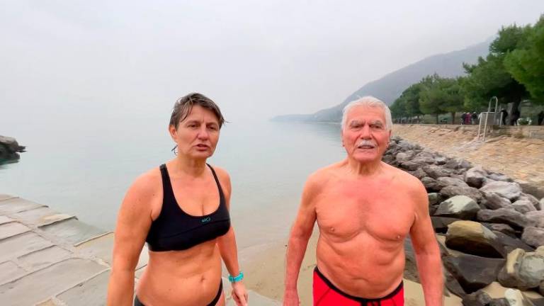 Novoletno voščilo s skokom v morje (video)