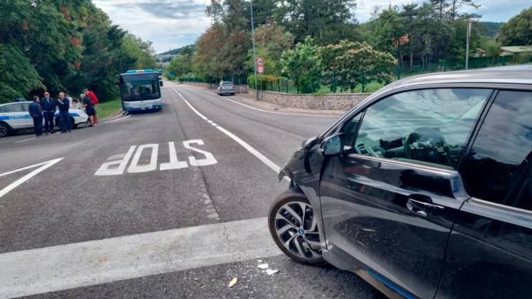 Na Padričah trčila avtomobila in avtobus