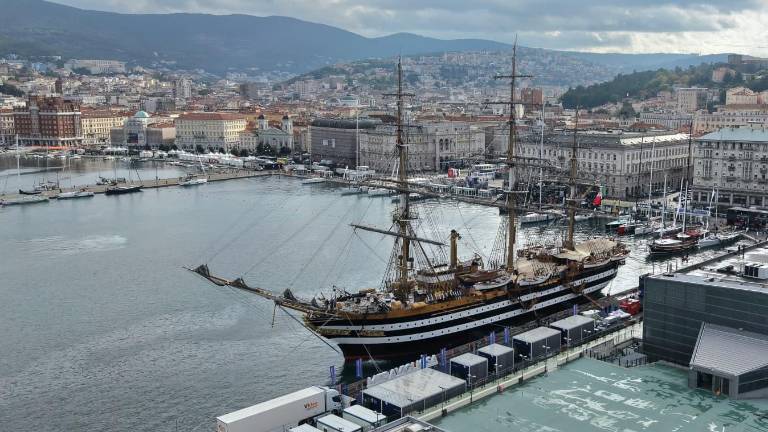 V Trst je prispela vojaška jadrnica Vespucci