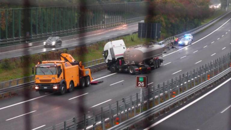 Na avtocesti A23 po trčenju odtekalo dizelsko gorivo
