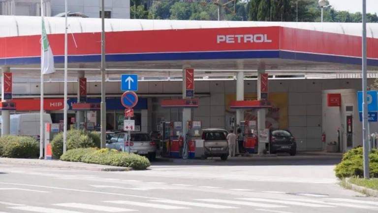 Opolnoči v Sloveniji pocenitev bencina in podražitev dizla