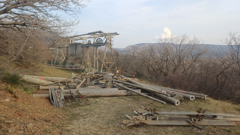 V tržaškem predmestju odstranjujejo zapuščeno žičnico