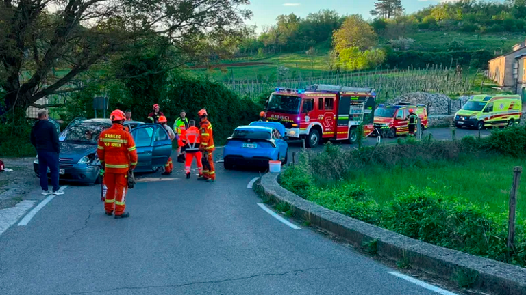 V čelnem trčenju sta se huje poškodovala potnika