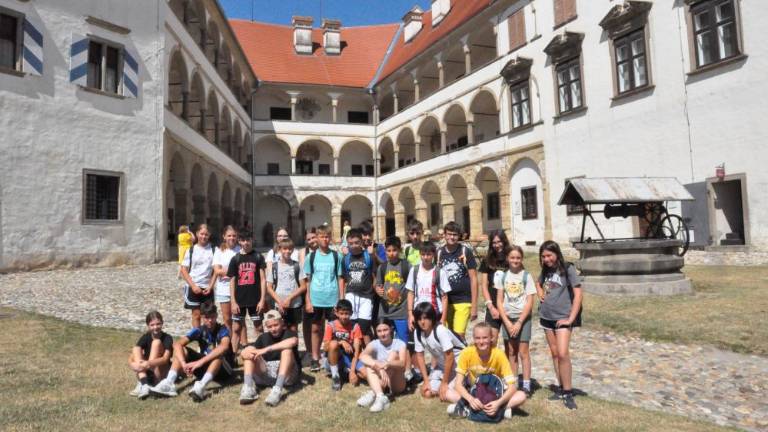 Ob ustvarjalnih vsebinah otroci pozabijo na telefone