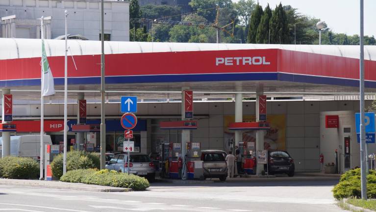 V Sloveniji opolnoči občutnejša podražitev pogonskih goriv