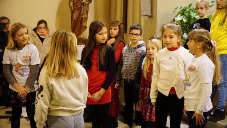Mali in veliki pevci skupaj pričarali božično vzdušje