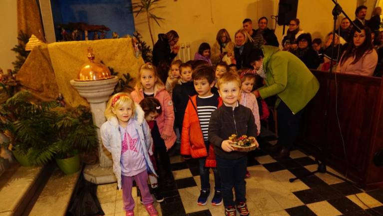 Mali in veliki pevci skupaj pričarali božično vzdušje