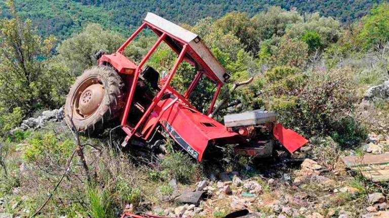 V Istri več maturantov poškodovanih na prikolici traktorja, ki je zapeljal v grapo