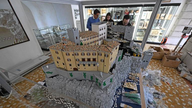 Maketa Devinskega gradu tehta 600 kilogramov, gradili so ga 392 ur