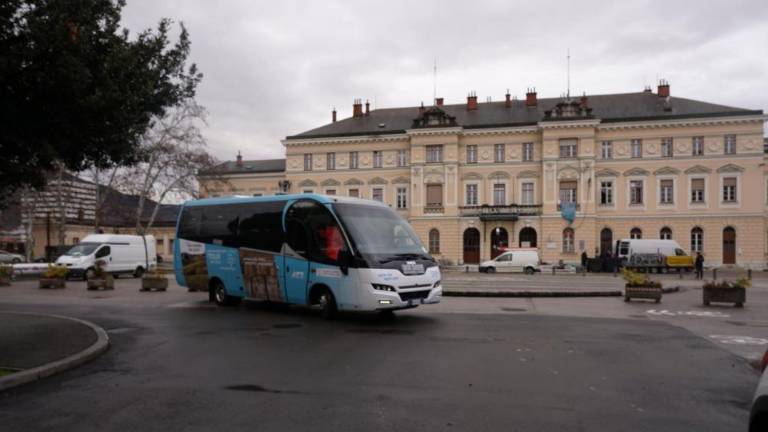 Čezmejni turistični avtobus se je podal na pot