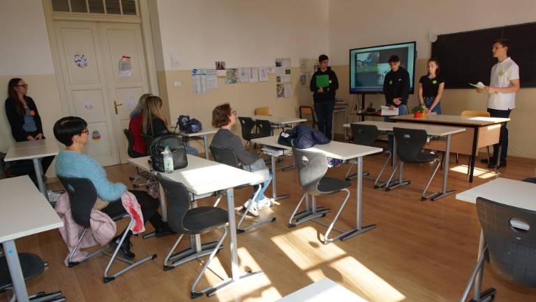 Slovenski dijaki v vlogi vodičev po nekdanji umobolnici