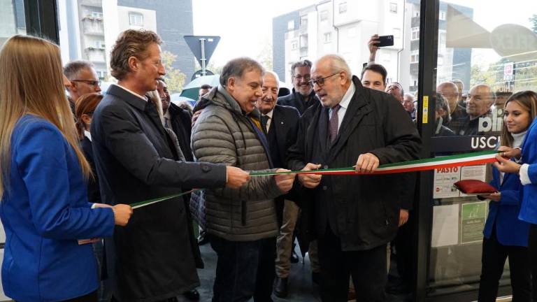 Kljub dežju množično na odprtju novega marketa