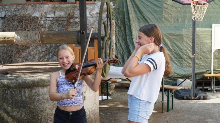 Igrali, peli, snemali in razmišljali o miru