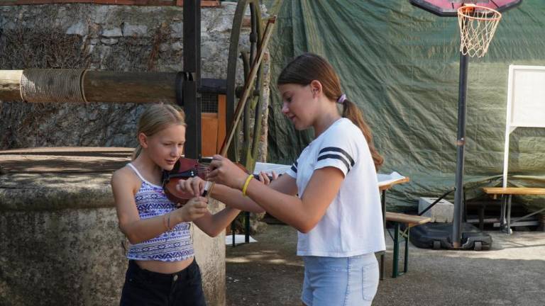 Igrali, peli, snemali in razmišljali o miru