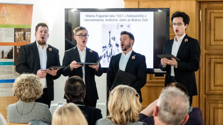 Poklon aleksandrinkam z verzi in glasbo