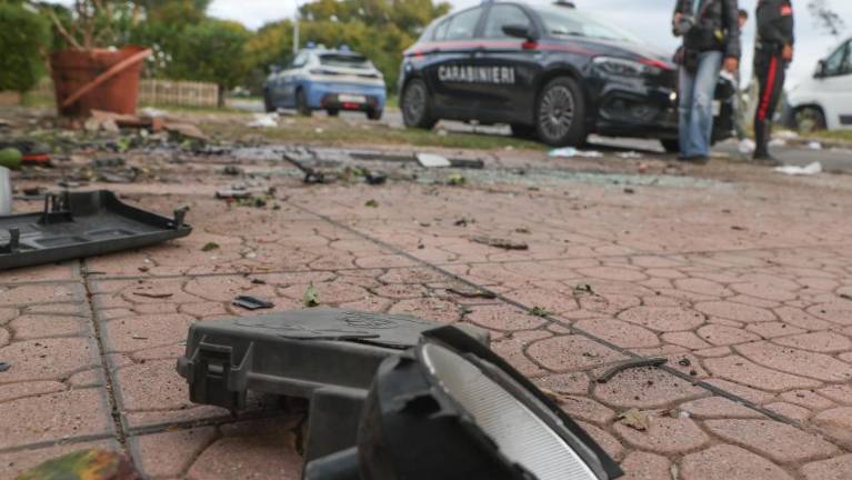 Bomba razdejala avto novinarja Sigfrida Ranuccija in njegove hčerke