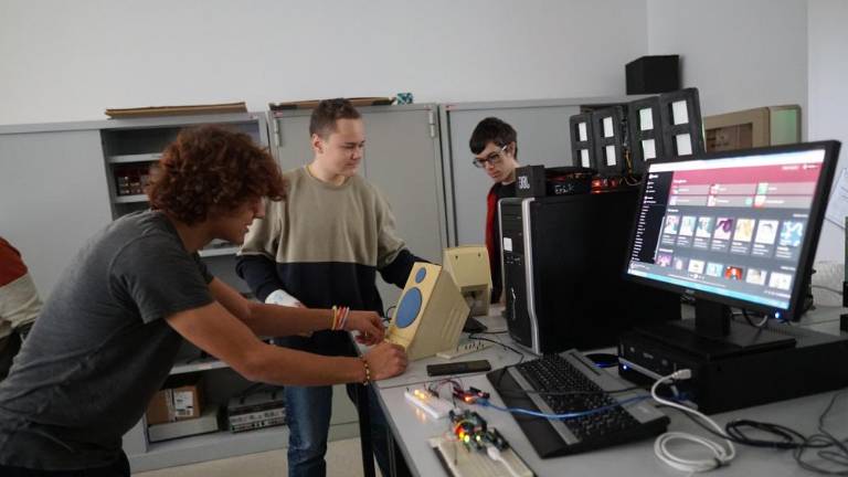 Izkoriščajo priložnosti dvojezičnega prostora