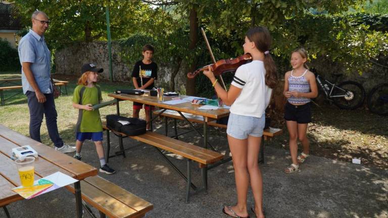 Igrali, peli, snemali in razmišljali o miru