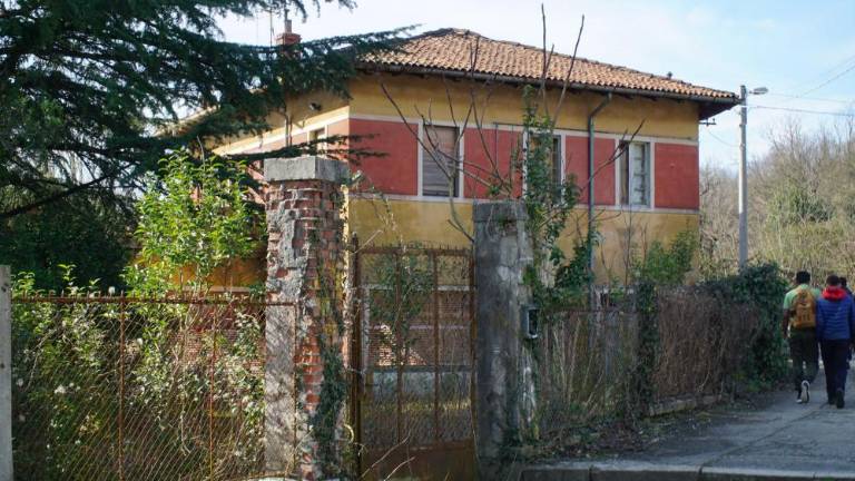 Zapuščeno stavbo ob pevmskem mostu bodo prodali na dražbi