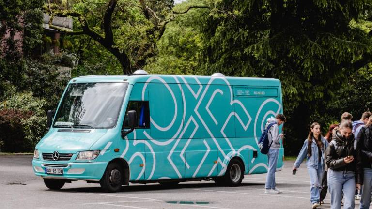 Informativni čezmejni avtobus v barvah EPK 2025